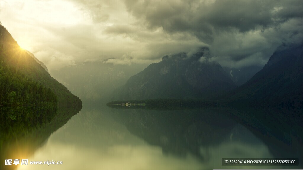 晨雾山湖日出美景