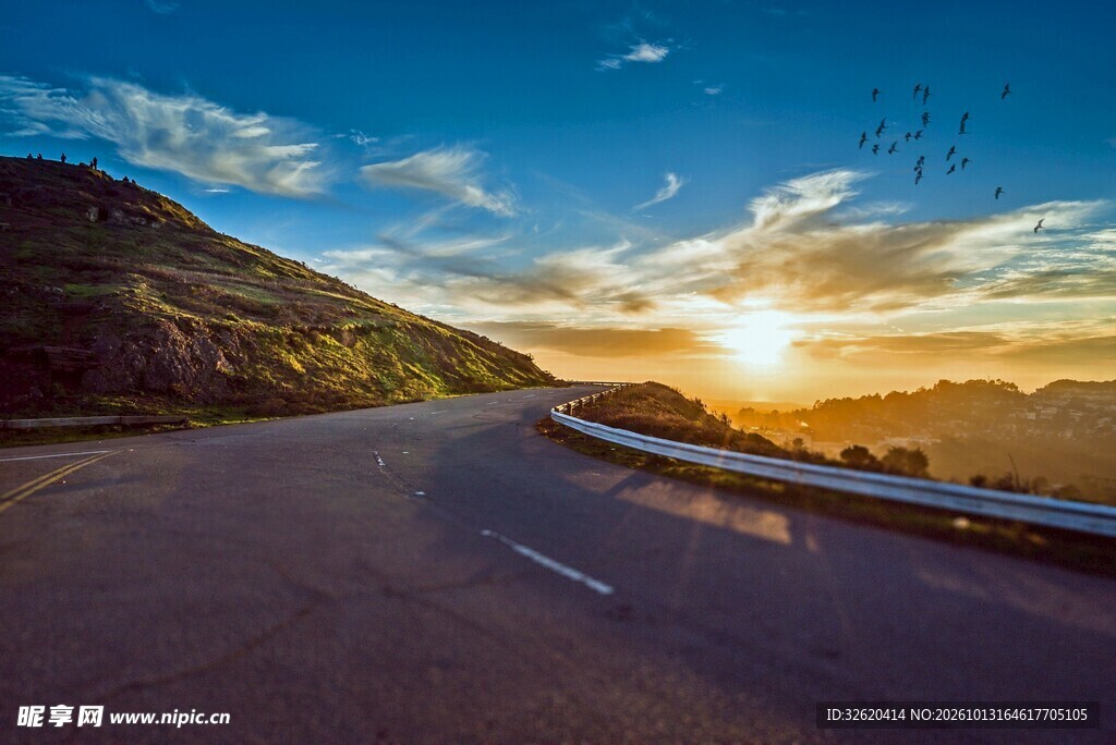黄昏山间公路美景