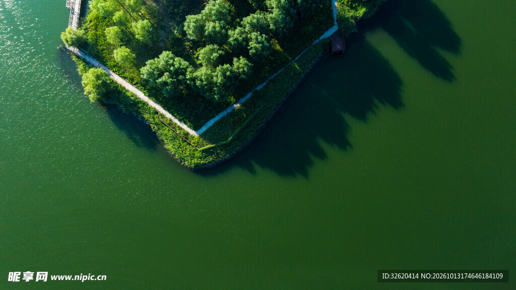 湖心翠绿小岛