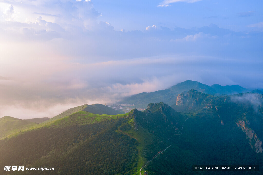 晨曦山峦自然风光