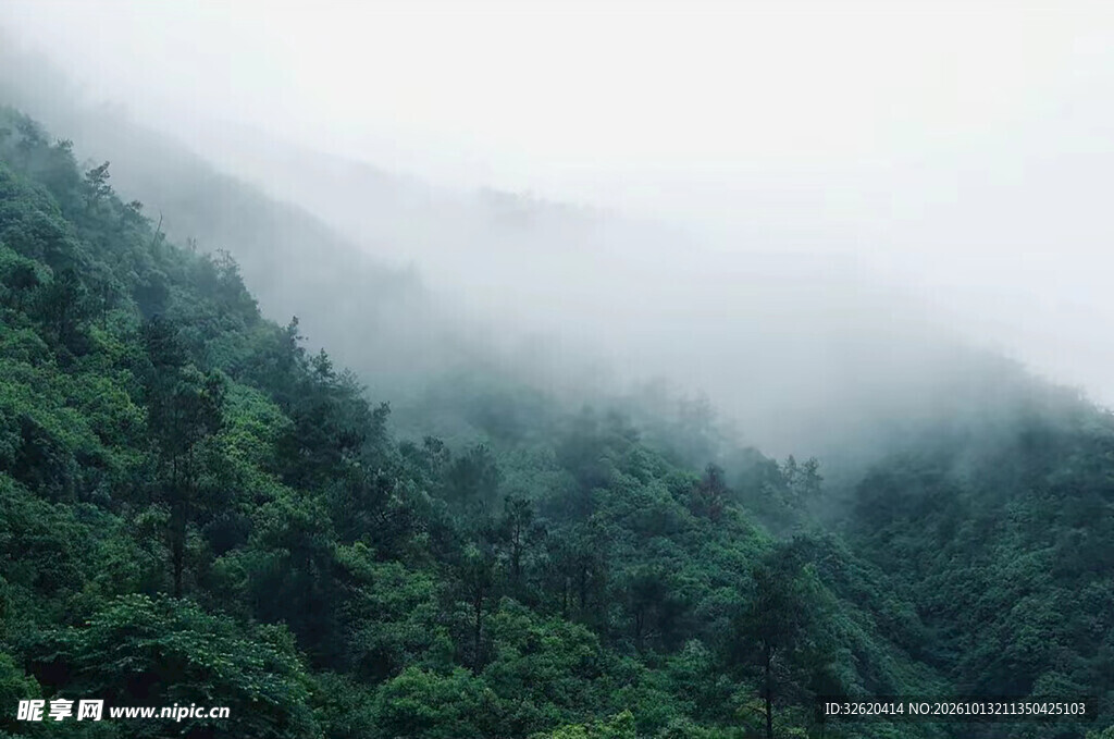 雾绕青山自然风光