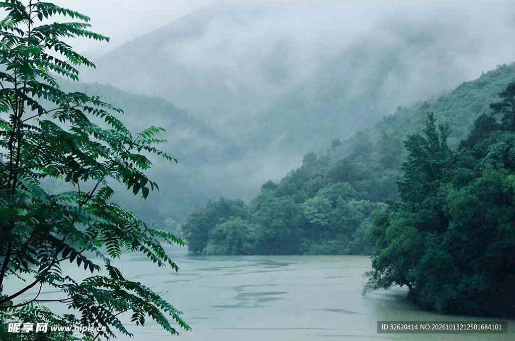 烟雨朦胧山水湖景