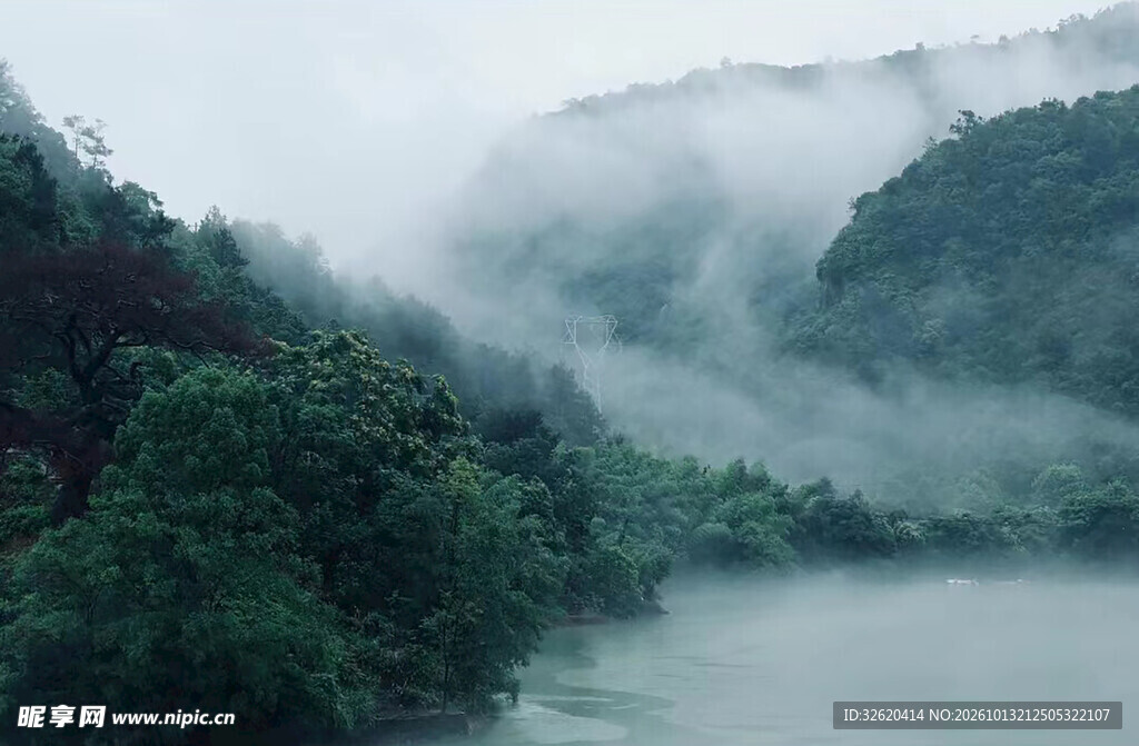 雾漫青山碧水