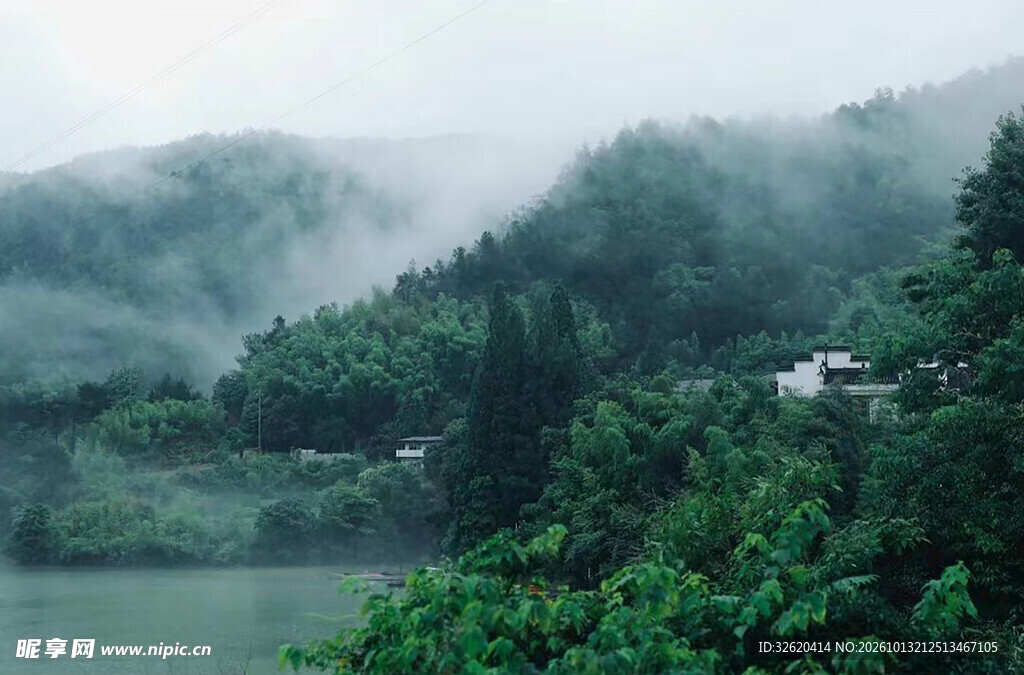 雾锁青山湖畔