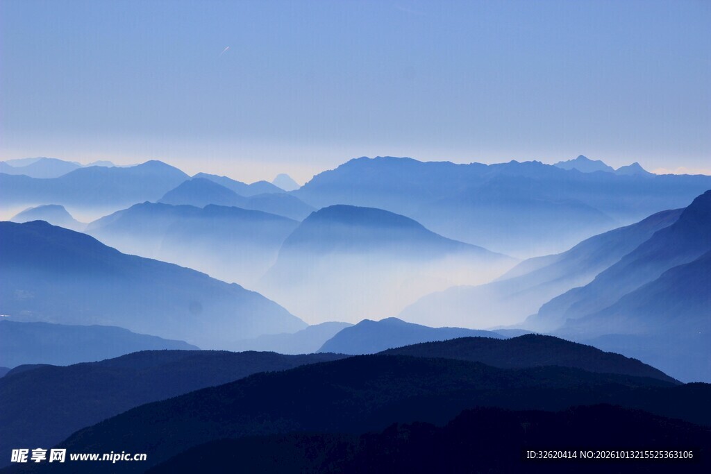 层叠远山雾景风光