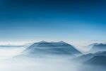 雾中山峦风景