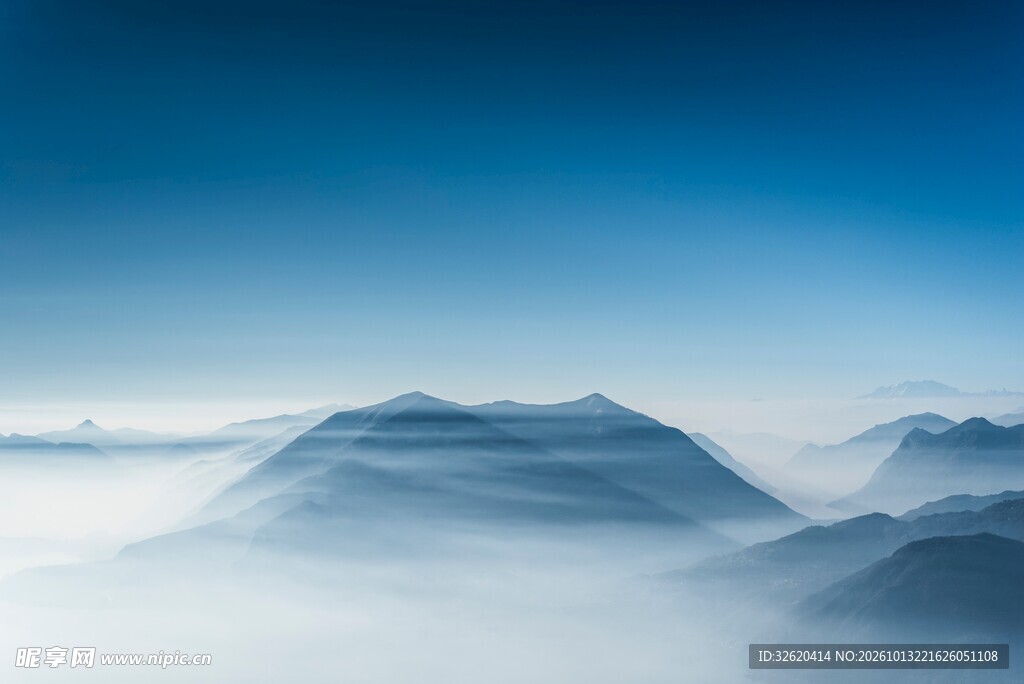 雾中山峦风景