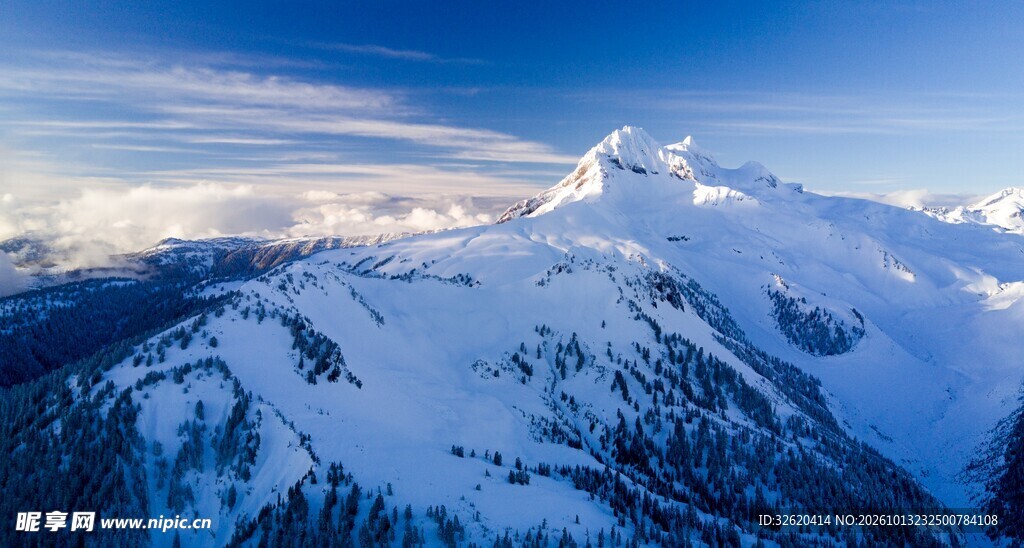 雪山晴空壮丽风光