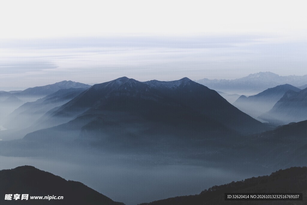 雾绕层峦山景