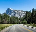 优胜美地山间公路风光