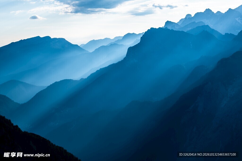蓝雾层叠山峦风光