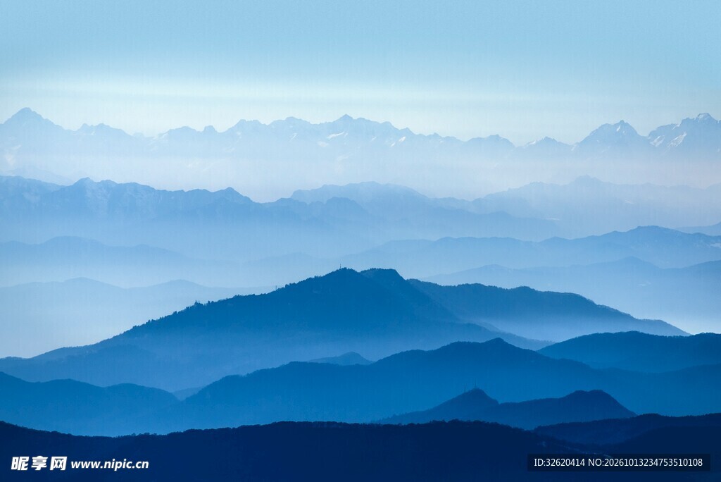 雾中山峦