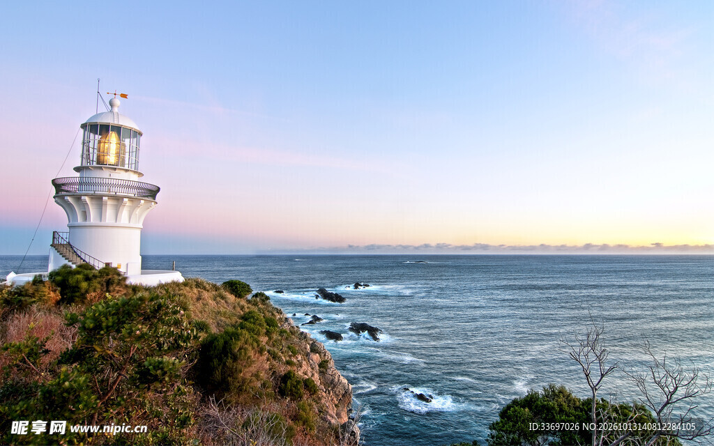 海岸灯塔晨光美景