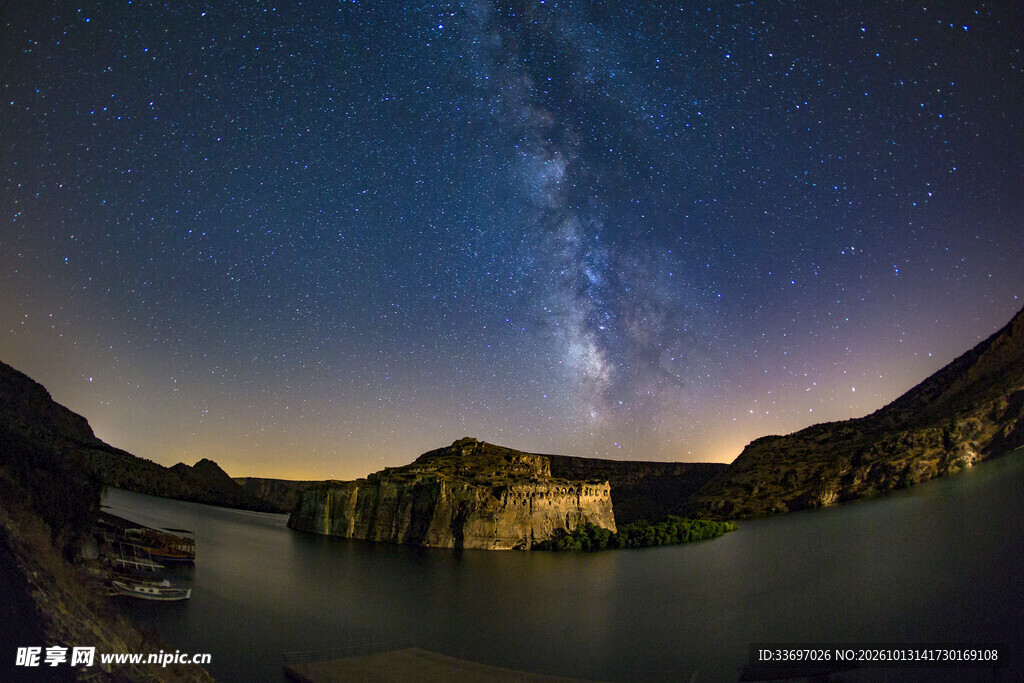峡谷湖面银河夜景