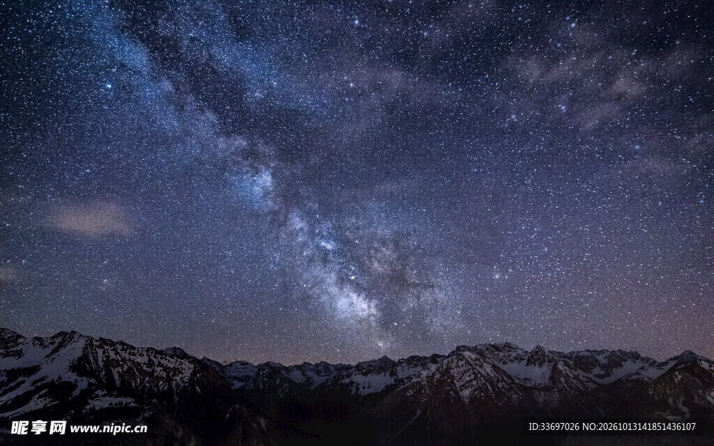 雪山之巅银河夜景