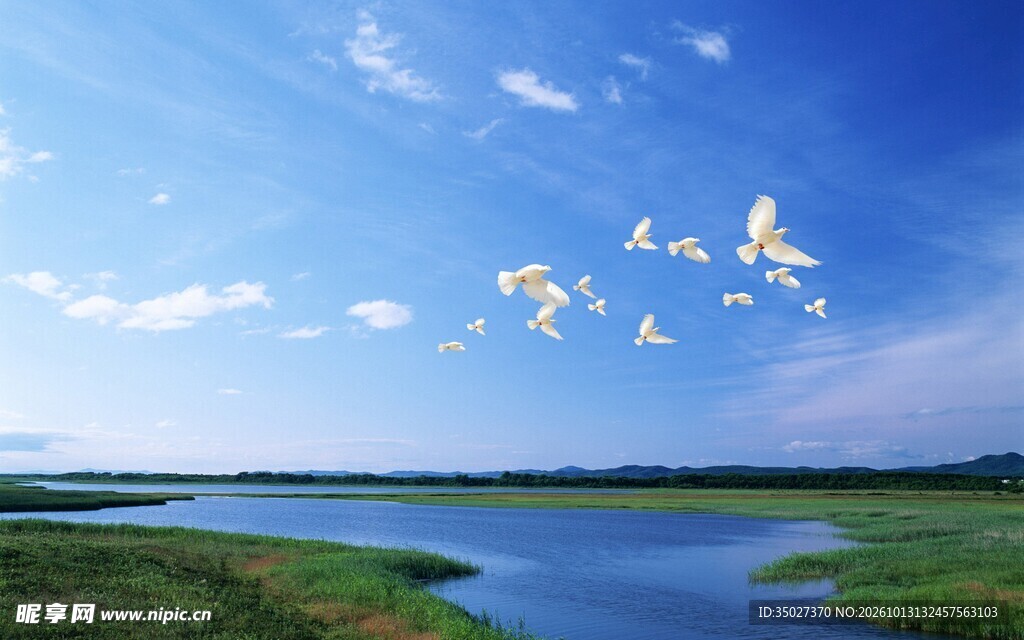 旷野河畔晴空美景