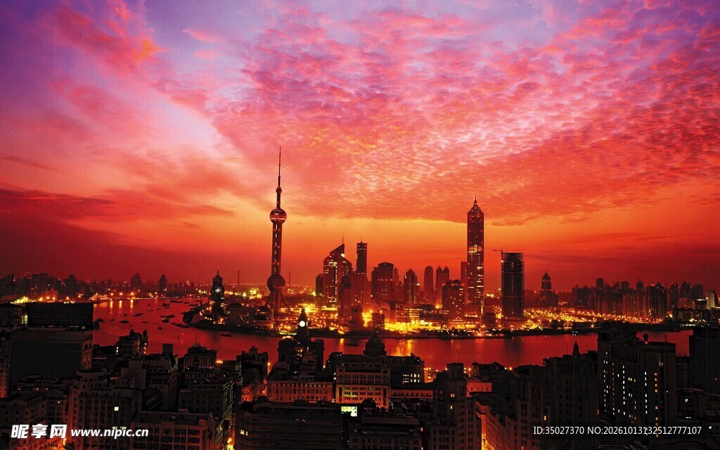 晚霞下的城市天际线
