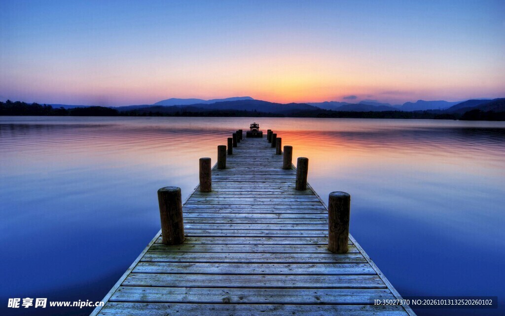 湖岸木栈道黄昏美景