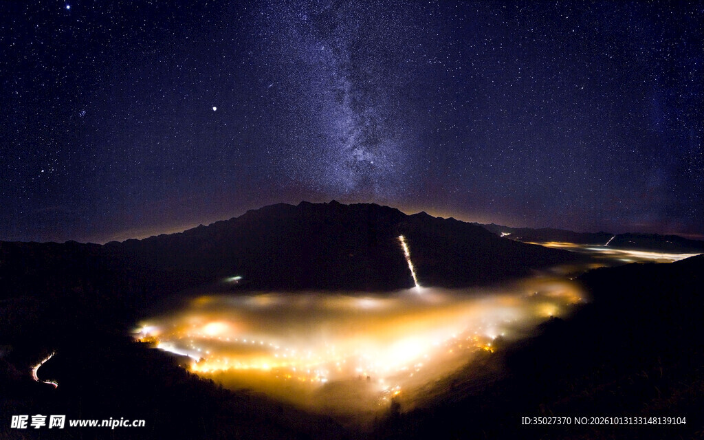郊野星空下的城镇夜景