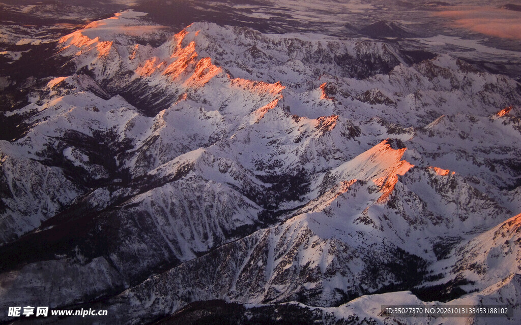日照金山雪山风光