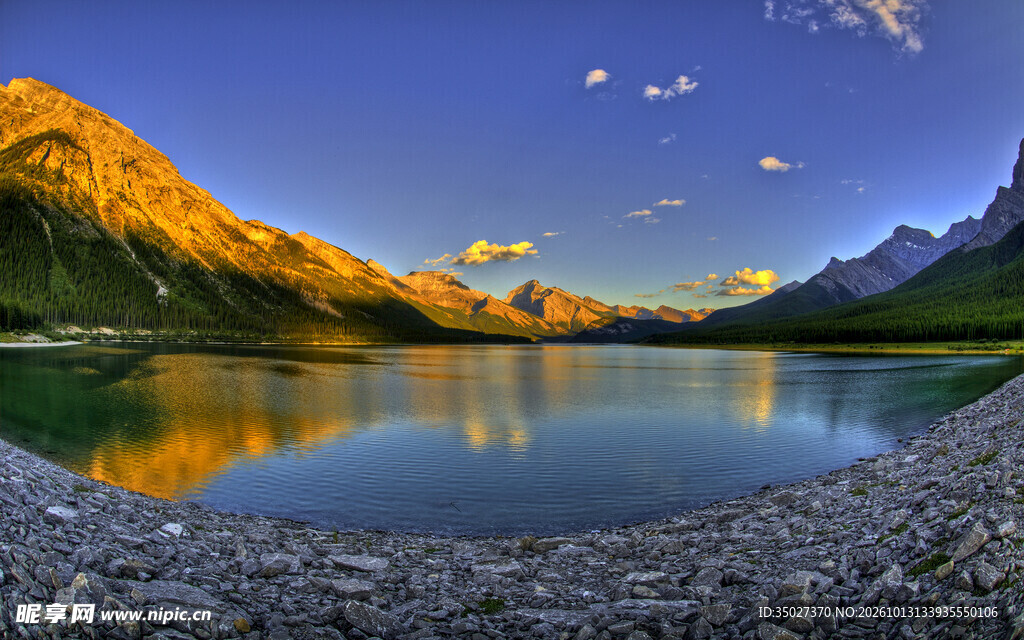 日照金山绝美湖景