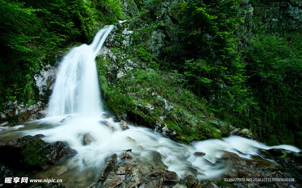 林间飞瀑自然水景