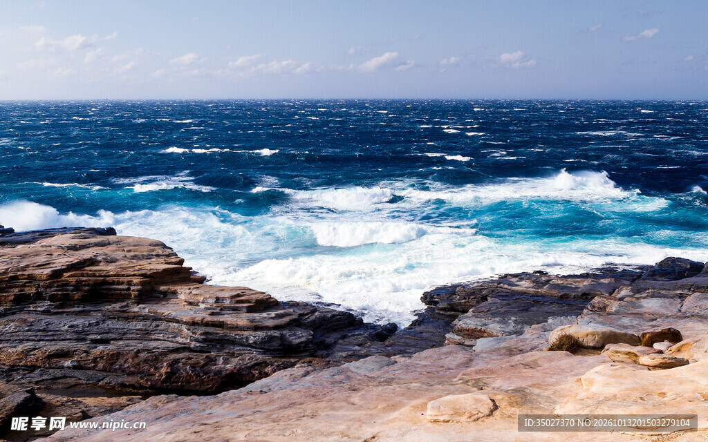 海滨礁石海浪风光