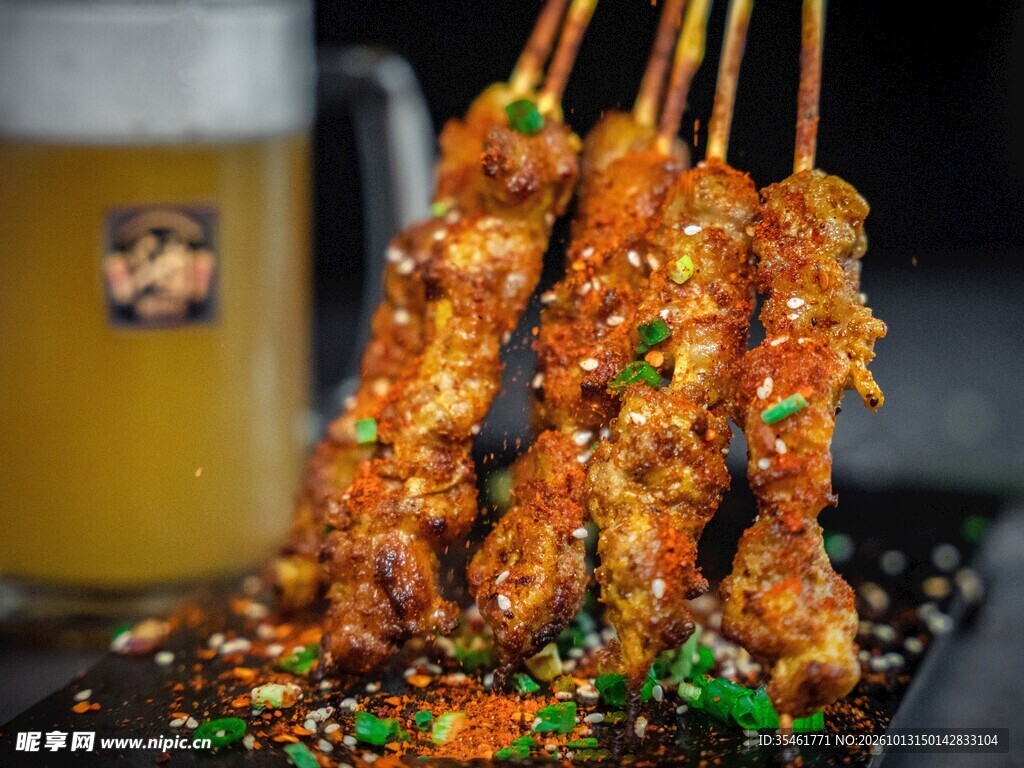 风味烤串配扎啤