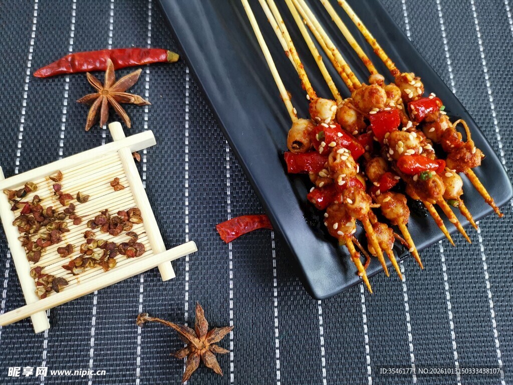 香辣烤串美食摆盘