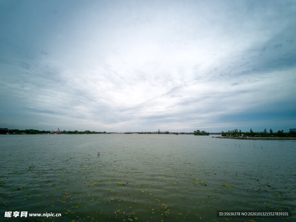 阴天湖面自然风景