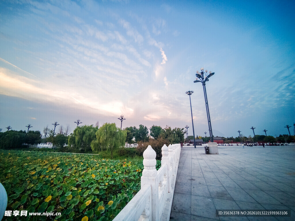 傍晚城市广场风景
