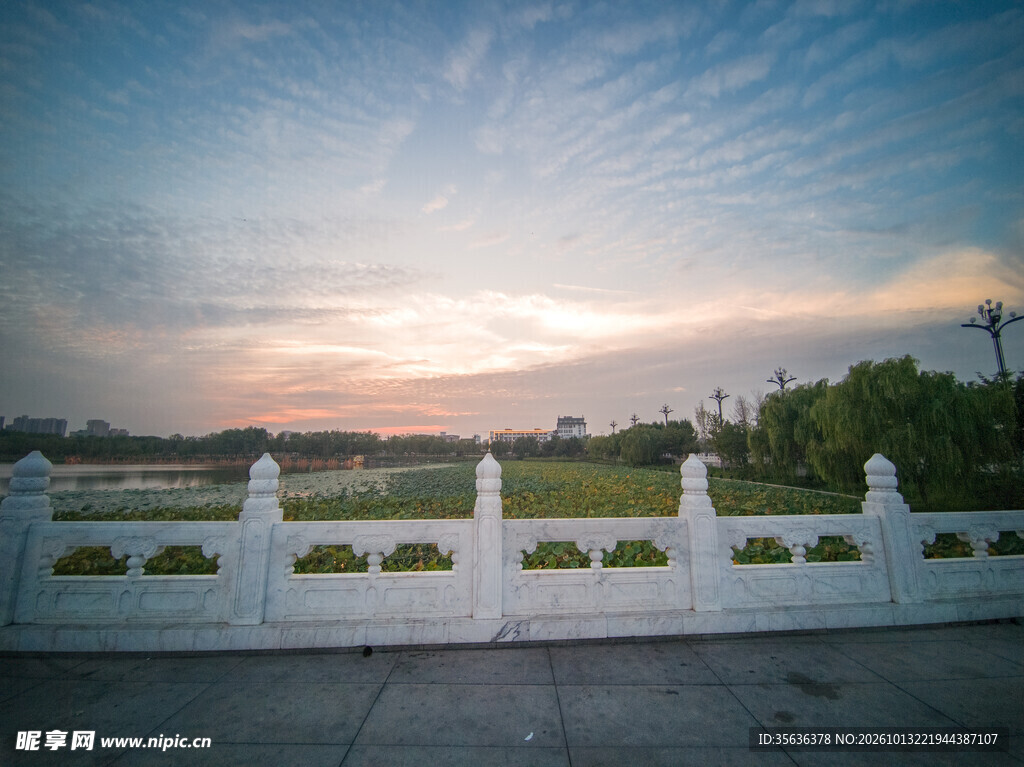 黄昏郊野石栏风景