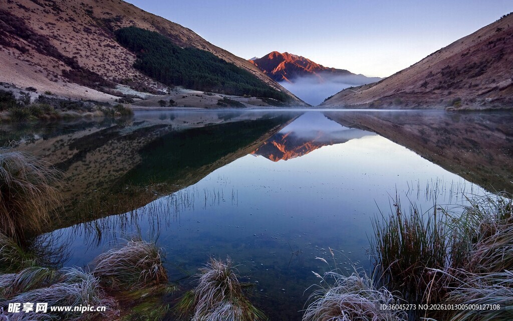 山间湖泊晨景