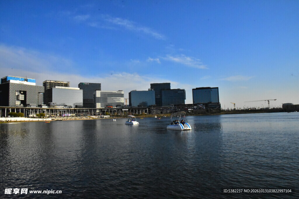 滨水现代都市建筑群