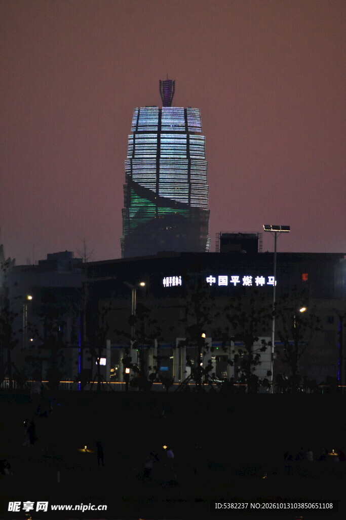暮色中的城市高楼夜景