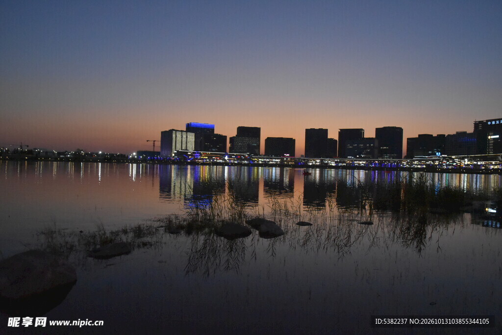 黄昏水岸城市倒影