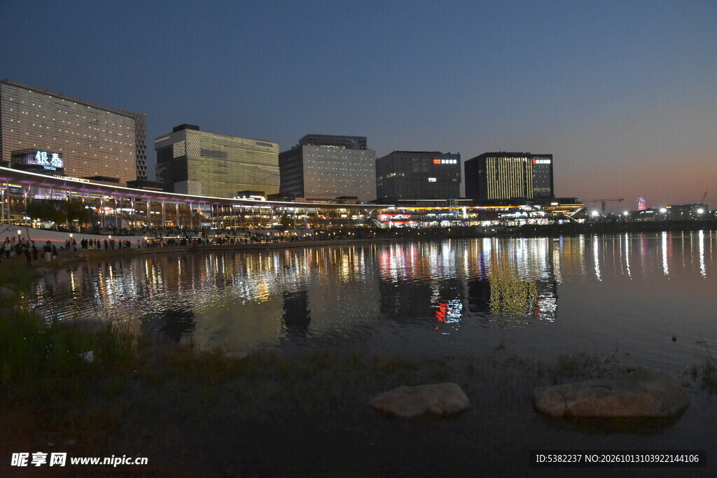 水岸黄昏城市夜景
