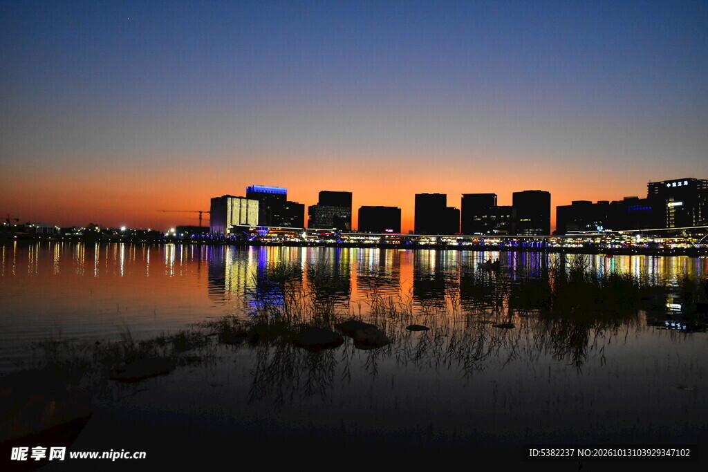 黄昏水岸城市天际线