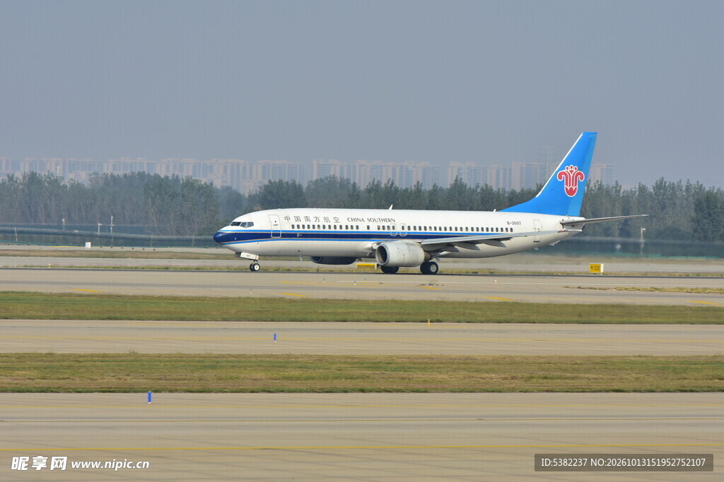 滑行的南方航空客机