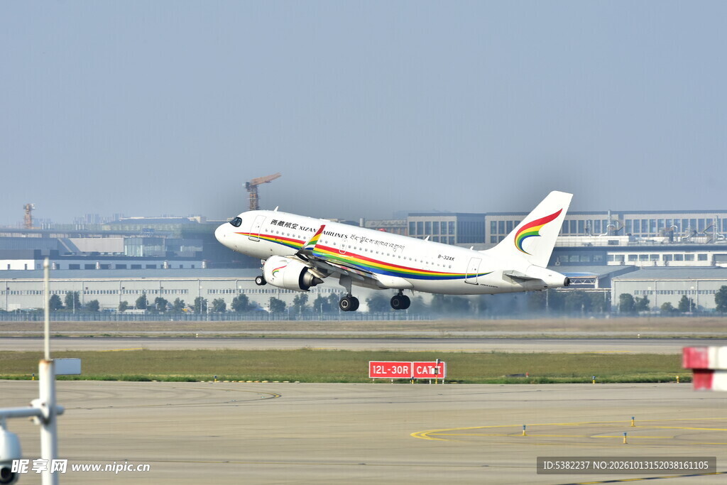 民航客机起飞瞬间