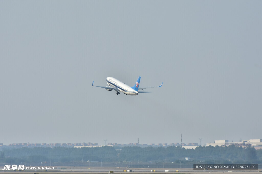 民航客机起飞升空
