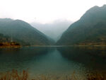 雾锁山湖静谧风光