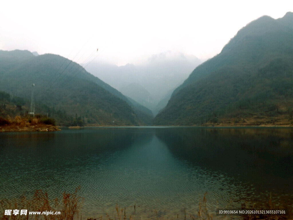 雾锁山湖静谧风光
