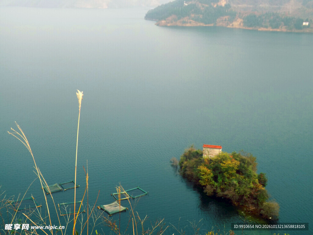 湖中小岛晨景