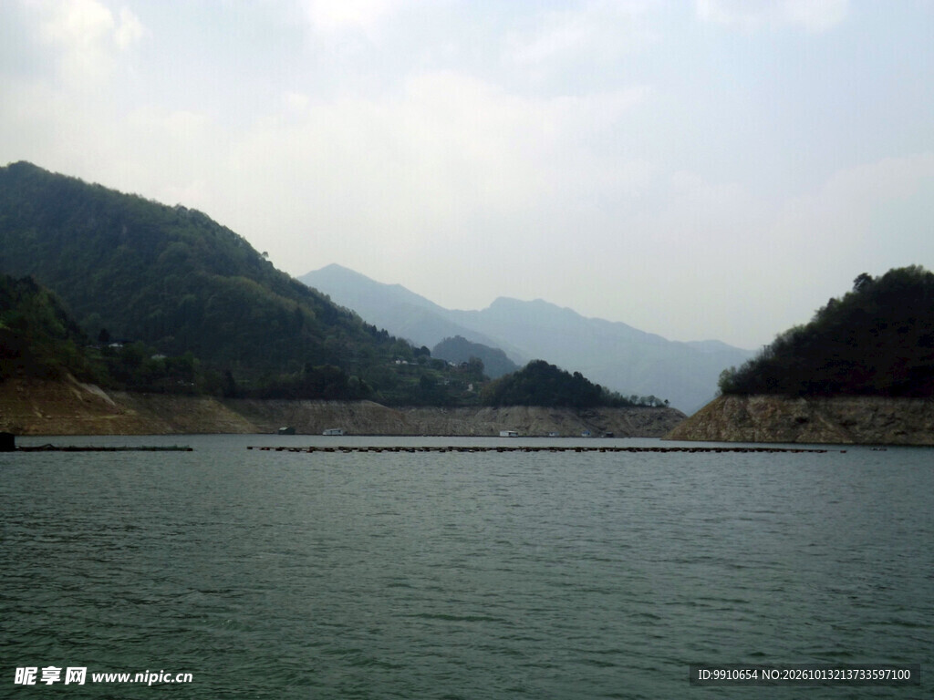 山间湖泊山水风光