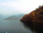 秋日湖岸山水风光