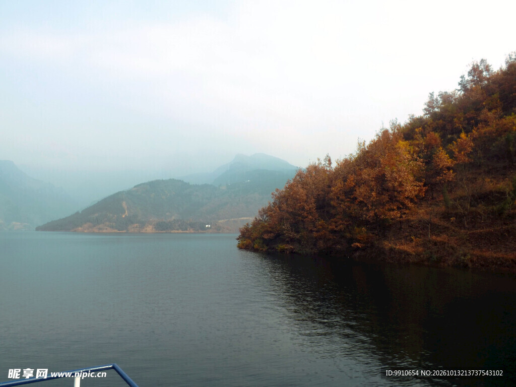 秋日湖岸山水风光