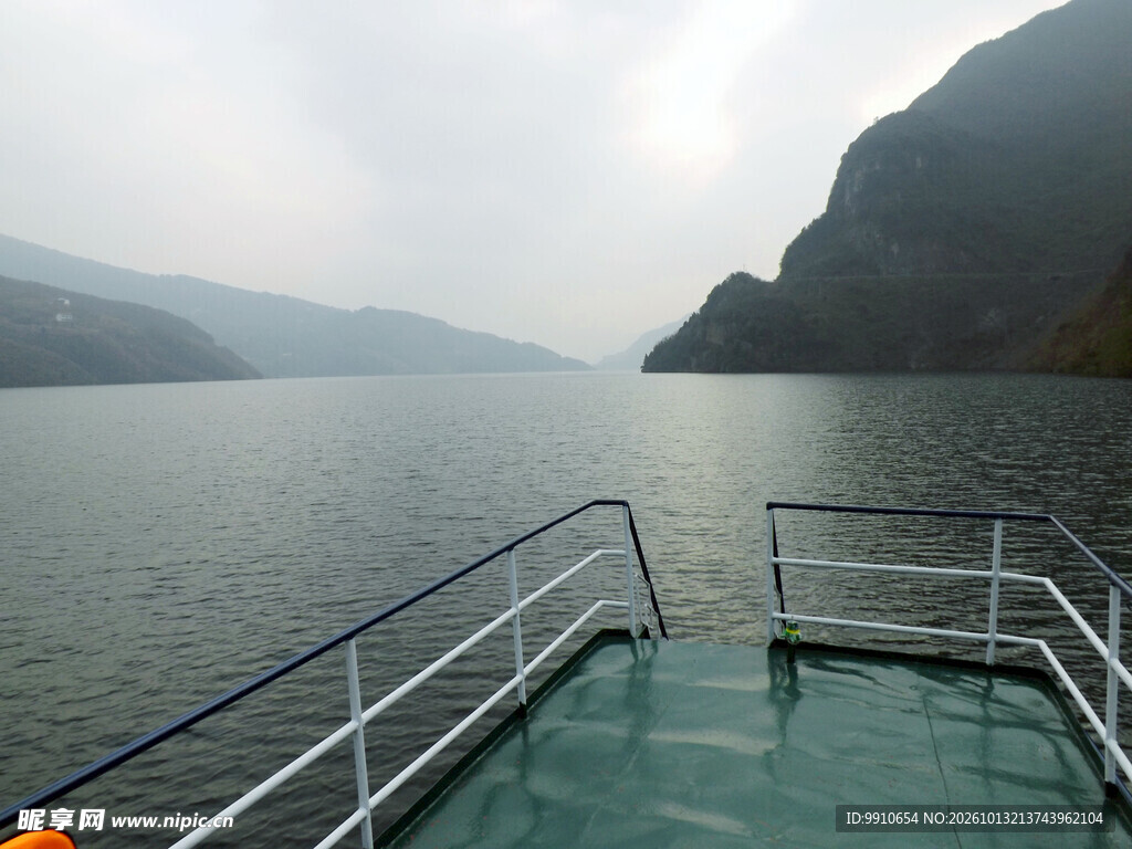 雾江游船览峡谷风光