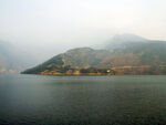 薄雾湖山自然风景