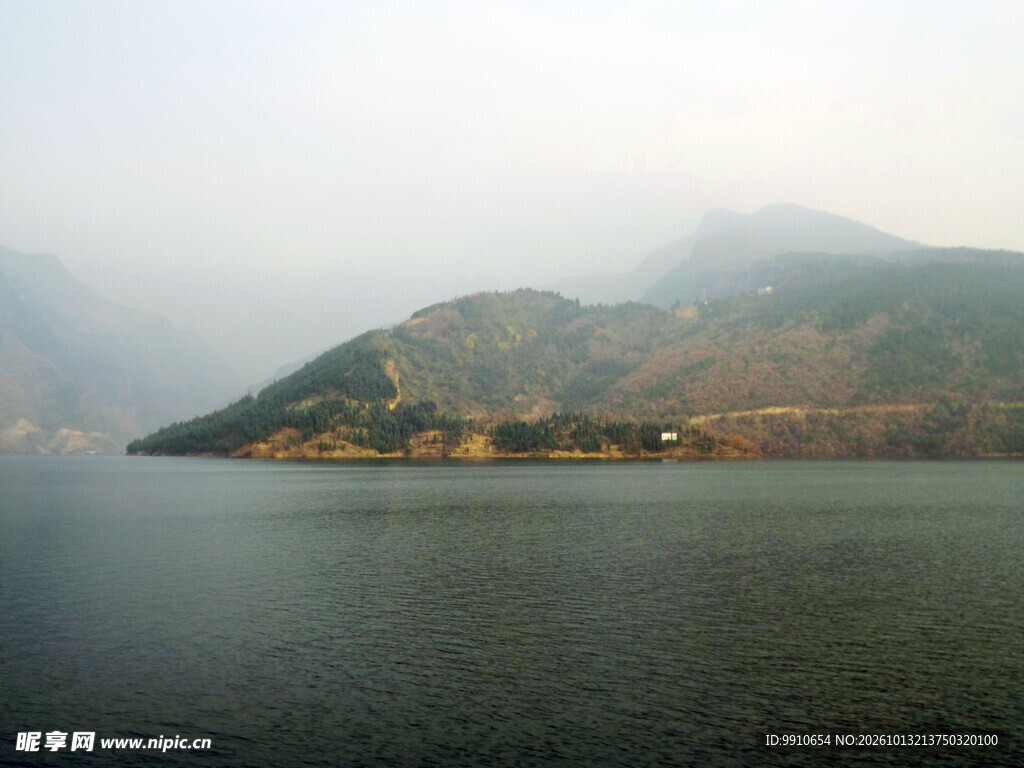 薄雾湖山自然风景